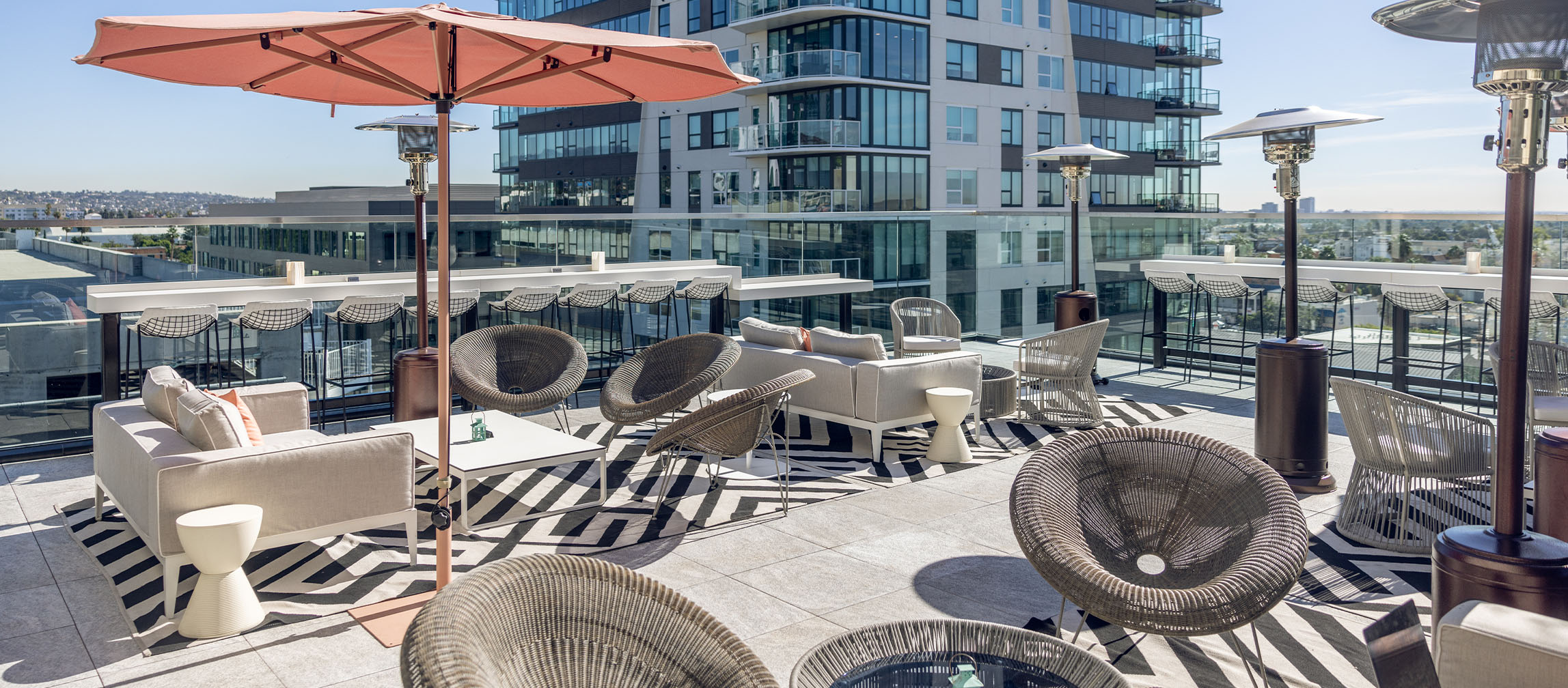 Best Hotel with Rooftop Pool & Lounge in Los Angeles